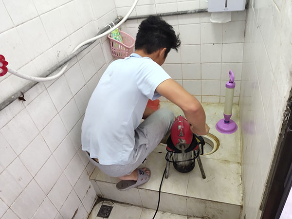 八所镇管道堵塞冒臭气 专业师傅现场解决问题